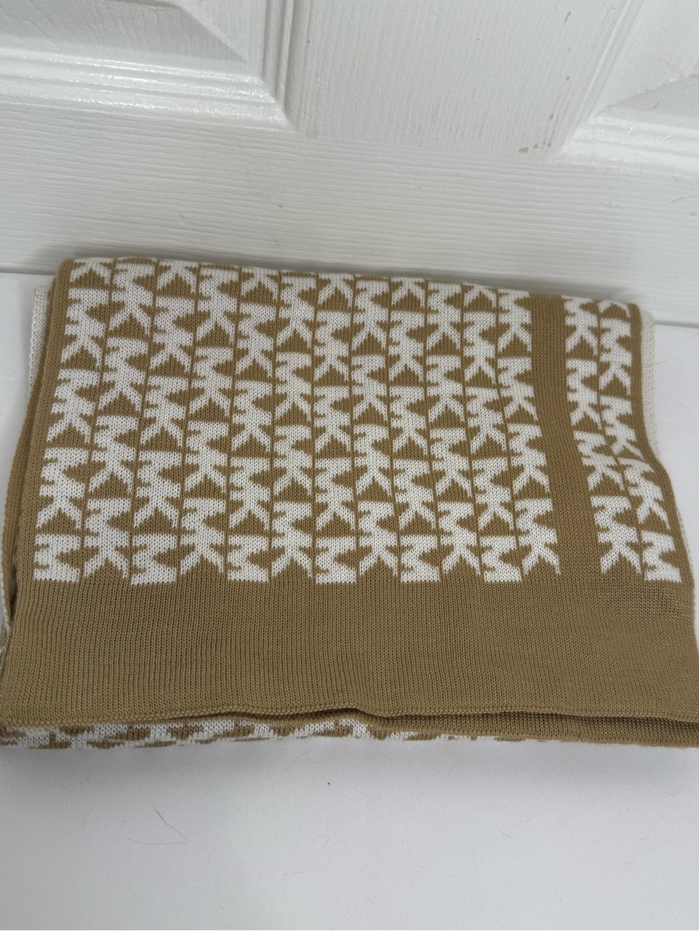 MICHAEL KORS REVERSIBLE MONOGRAM KNIT SCARF - Picture 2 of 10